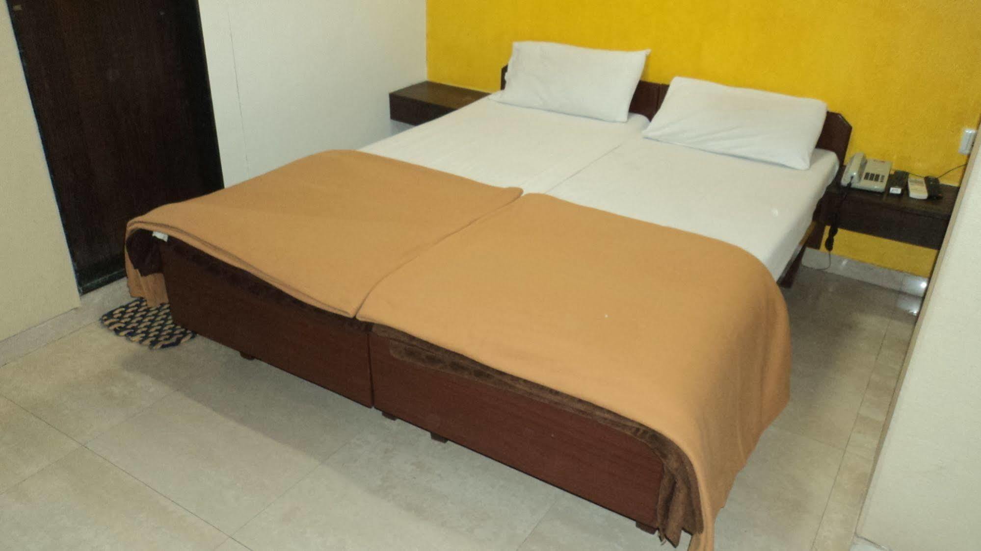 Benazeer Hotel Bombay Esterno foto