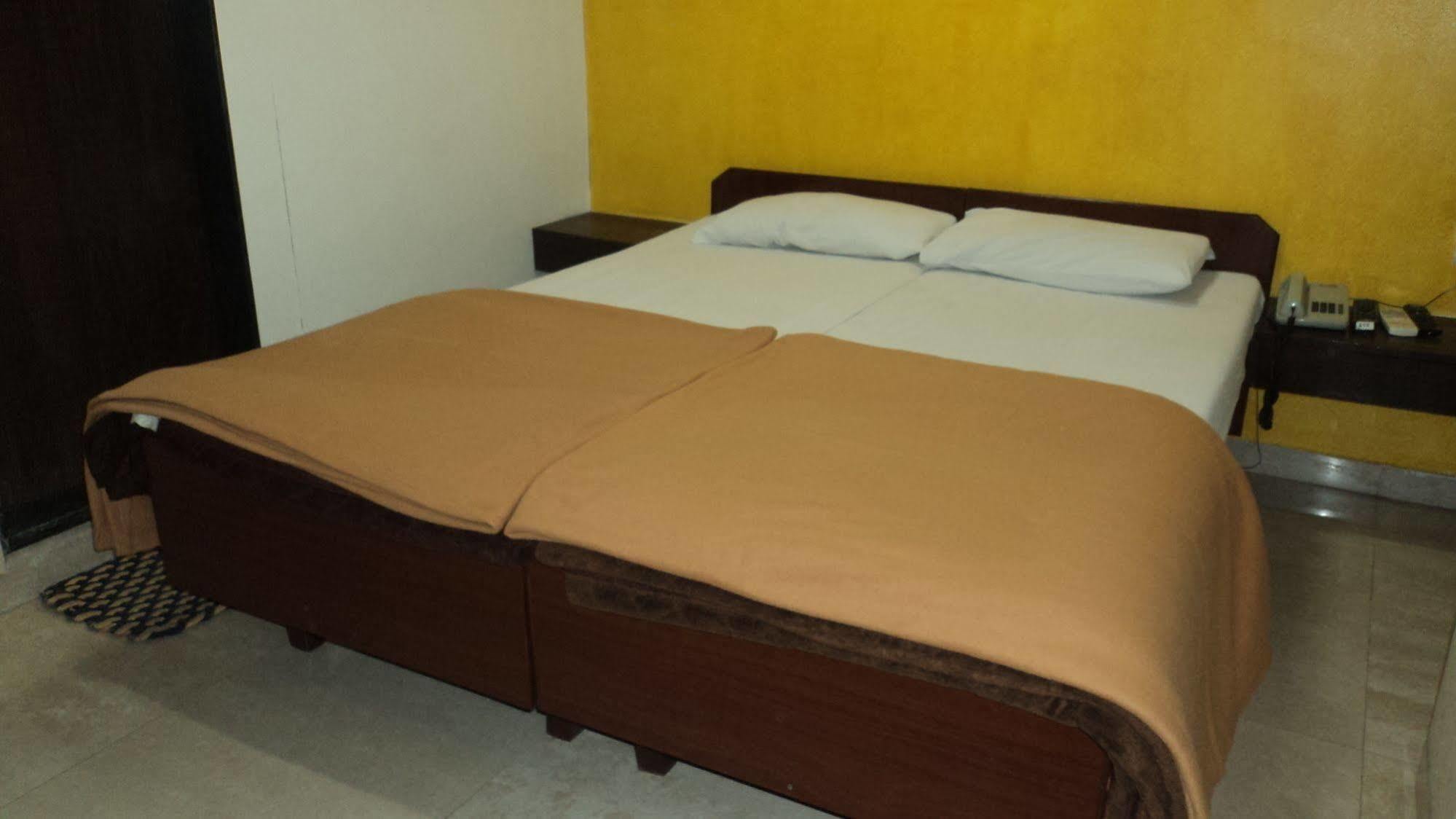 Benazeer Hotel Bombay Esterno foto