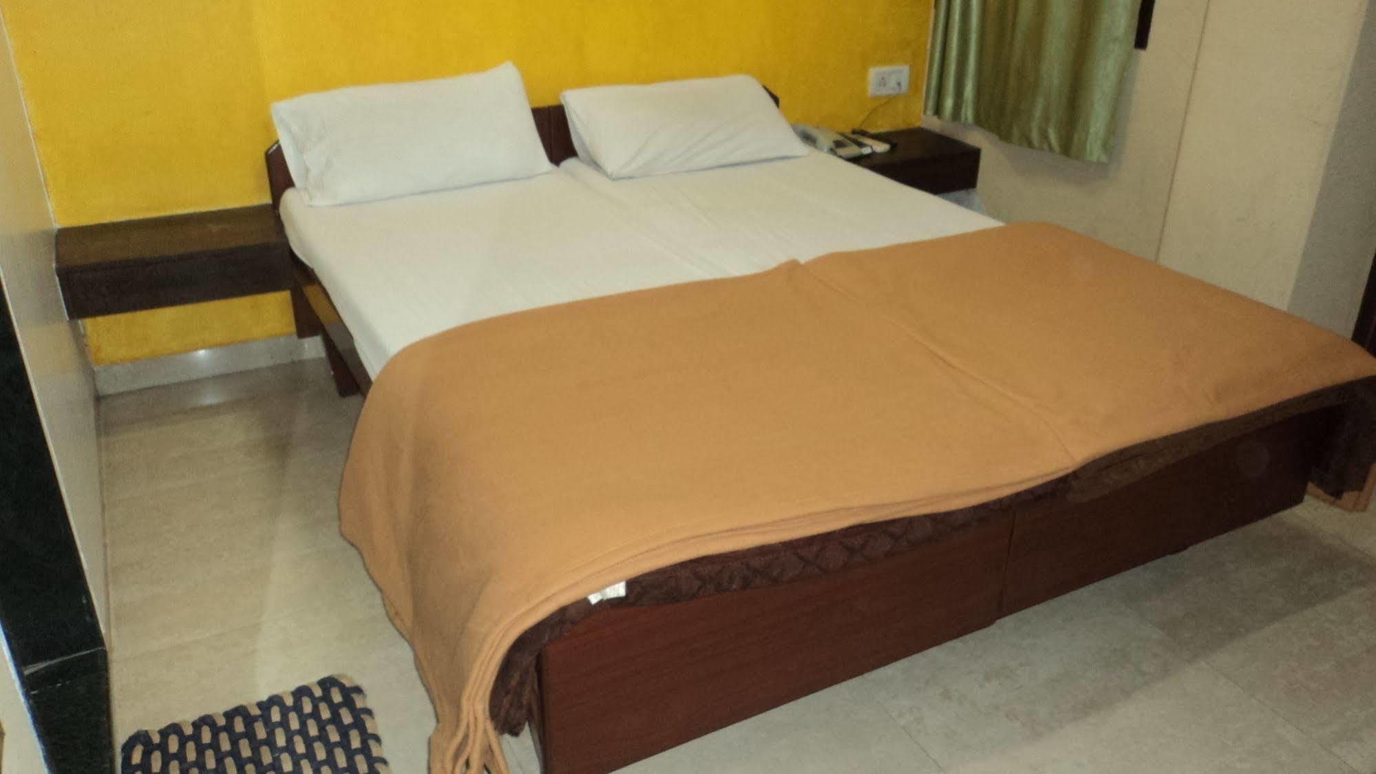 Benazeer Hotel Bombay Esterno foto