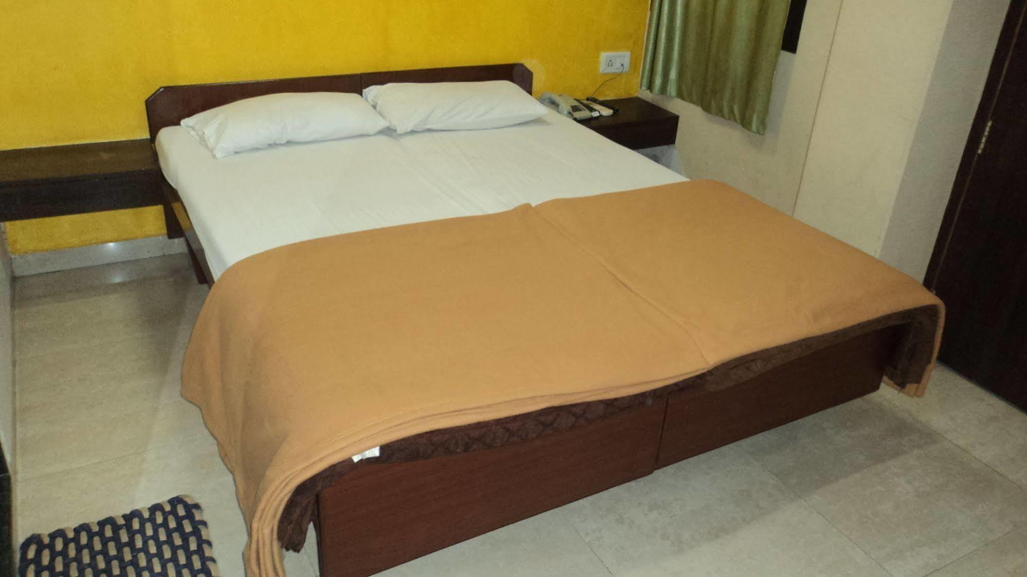 Benazeer Hotel Bombay Esterno foto